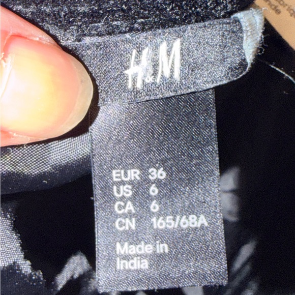 H&M Black Velvet Skirt Crinkled - Picture 6 of 7